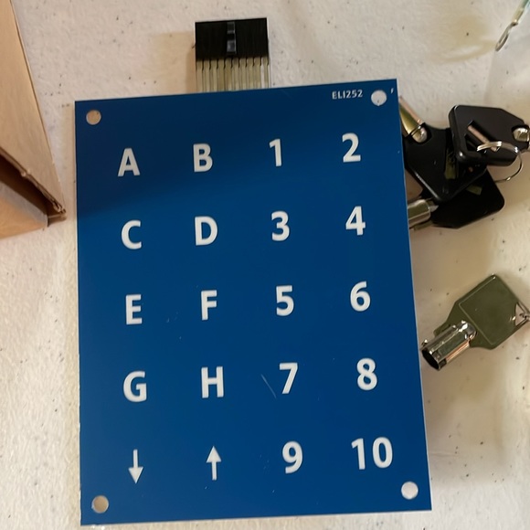 [ Random Vending Machine Parts - Keys • Antenna • Card Reader • Wires ] - Picture 6 of 6